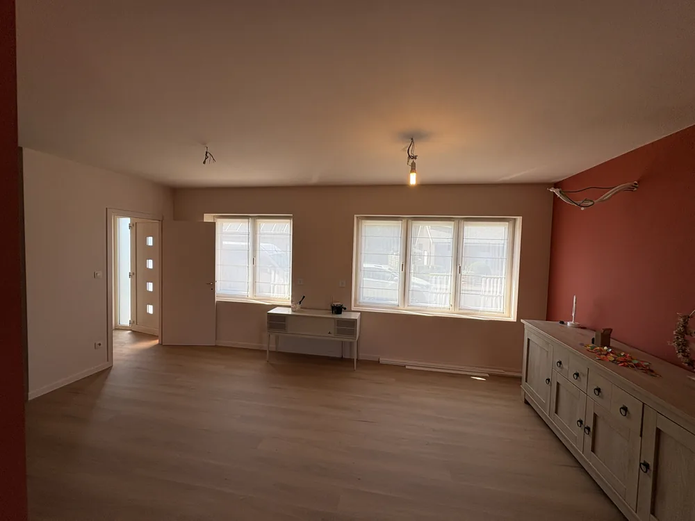 Afgewerkte leefruimte na renovatie